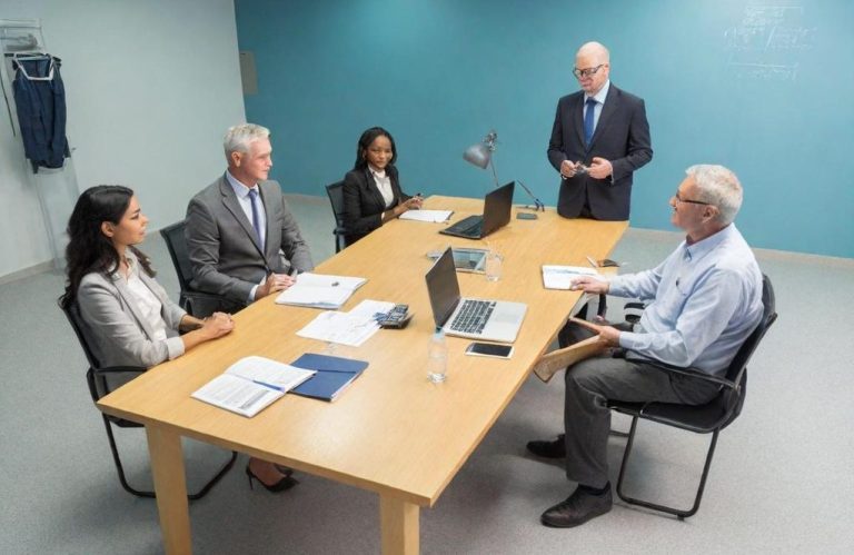 Réunion professionnelle autour d'une table avec cinq personnes Ils apprennent leur rôle en tant que dirigeant concernant le CSE